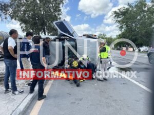 APARATOSA VOLCADURA EN EL PERIFÉRICO DEJA 2 PERSONAS GRAVEMENTE HERIDAS