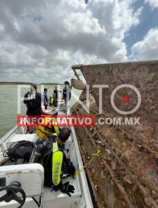 BOMBEROS DE BROWNSVILLE RESCATAN A TRIPULACIÓN DE BUQUE VOLCADO EN EL PUERTO DE BROWNSVILLE; EL CAPITÁN NO HA SIDO LOCALIZADO