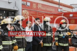 Con el firme compromiso de brindar herramientas que fortalezcan el crecimiento físico y emocional de los menores bajo su resguardo, el Sistema DIF Matamoros, encabezado por la Lic. Ana Ariceaga de Granados, dio inicio formal a las clases de natación para los niños de la Casa Hogar del Niño Matamorense.  La Presidenta destacó que esta actividad no solo representa una oportunidad de esparcimiento, sino un pilar en el desarrollo de los pequeños, quienes acudieron a su primera sesión con notable entusiasmo y alegría.  Alianzas por el bienestar infantil Para la realización de este proyecto, el Sistema DIF estableció una colaboración estratégica con HHR Escuela de Natación, institución que ha facilitado sus instalaciones y personal capacitado para atender a los menores.  “Agradezco de corazón a todo el equipo de HHR Escuela de Natación por abrirnos sus puertas, pero sobre todo por el cariño, la dedicación y el profesionalismo con el que reciben a nuestros pequeños”, expresó la Lic. Ariceaga de Granados.  Impacto en el desarrollo De acuerdo con la titular del DIF, estas experiencias son fundamentales para que los niños crezcan en un entorno de seguridad y felicidad.   La práctica de la natación les permite: * Fortalecer su salud física y coordinación motriz. * Aumentar su confianza y seguridad en sí mismos. * Integrarse socialmente en espacios de aprendizaje positivo.  Con estas acciones, el Sistema DIF, reafirma su labor de velar por los derechos de la niñez, asegurando que los niños de la Casa Hogar cuenten con las mismas oportunidades de formación y recreación que cualquier otro pequeño en la ciudad.