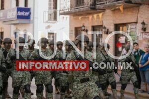 Beto Granados encabeza desfile Cívico Militar por el 216 aniversario de la Independencia de México