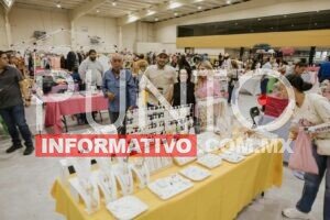 Beto Granados y Anita Granados acompañan a expositores en el Mercadito DIFerente